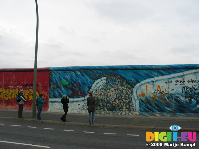 25284 Brad, Jenni, Laura and Dan photographing graffiti on Berlin wall